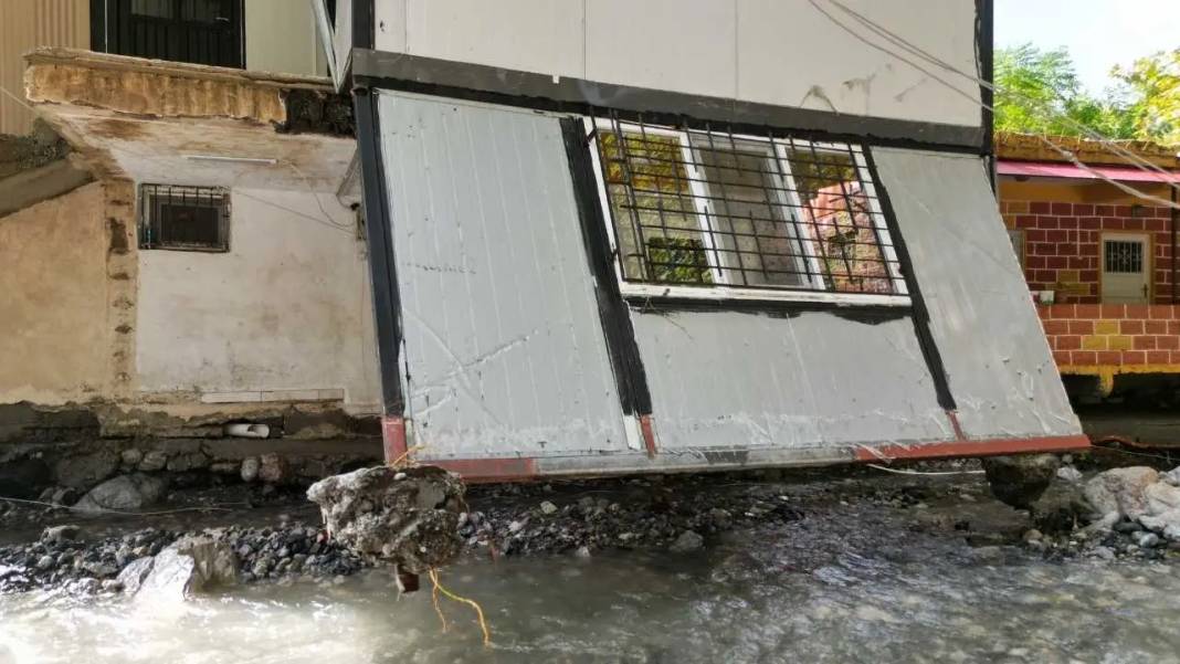 Hatay’da Sel Hayatı Felç Etti: Yollar Çöktü, Evler Hasar Aldı! 3